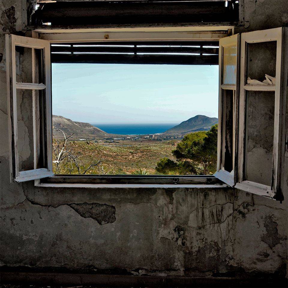 Ventana con Paisaje o la modernidad en Rodalqular Minero Geoparque Cabo de Gata Níjar